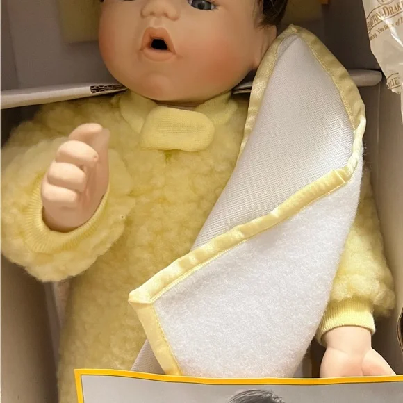 Charming Ashton-Drake porcelain doll. “Mommy I’m Sleepy” - Picture 5 of 7